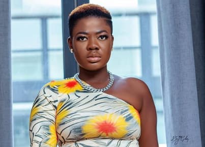 tiktoker-asantewaa-caught-kissing-a-married-man