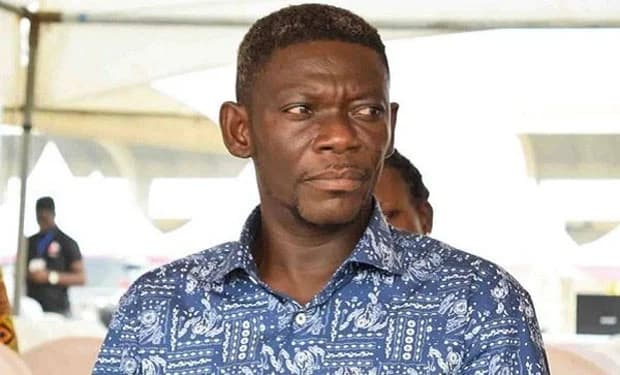 Video: Agya Koo gives money to street vendor