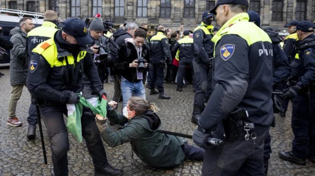 More than 100 detained as protesters defy Amsterdam’s ban on protests