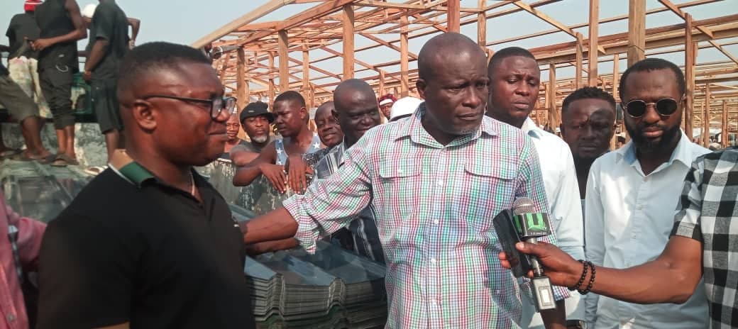 kantamanto-traders-receive-250-packets-of-roofing-sheets-from-bawumia-after-fire-incident